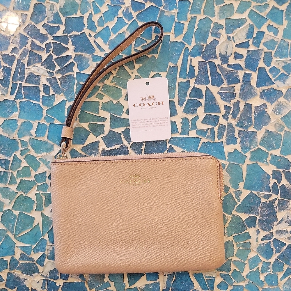Coach Corner Zip Pebbled Leather Wristlet Clutch In Beechwood